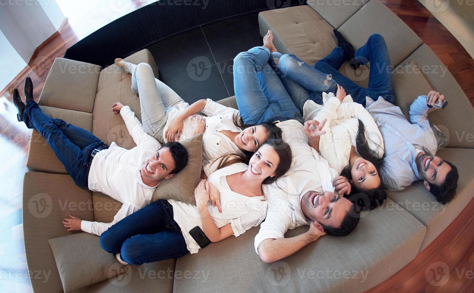 grupo de amigos relaxa em casa foto