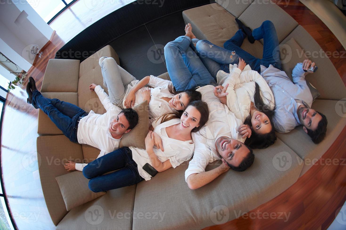 grupo de amigos relaxa em casa foto