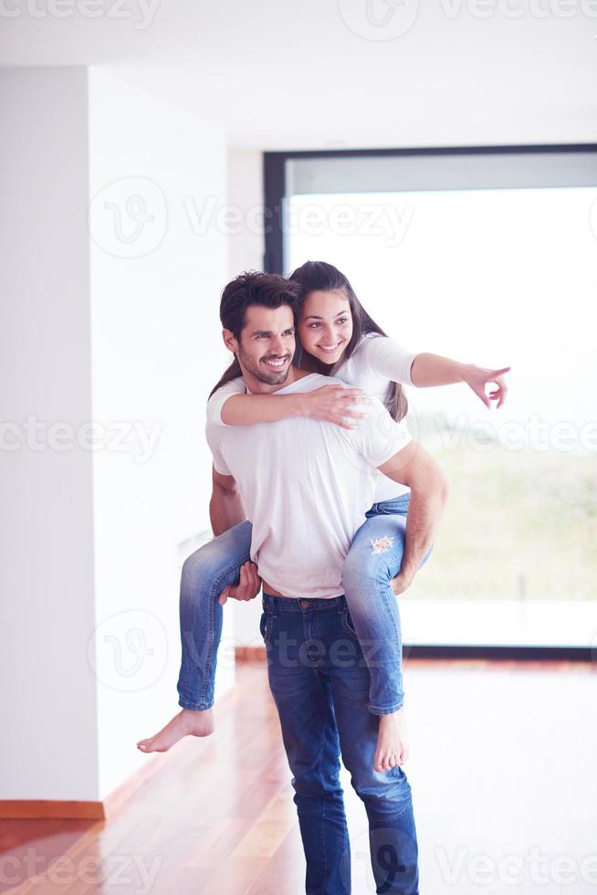 feliz jovem casal romântico se divertir e relaxar em casa foto