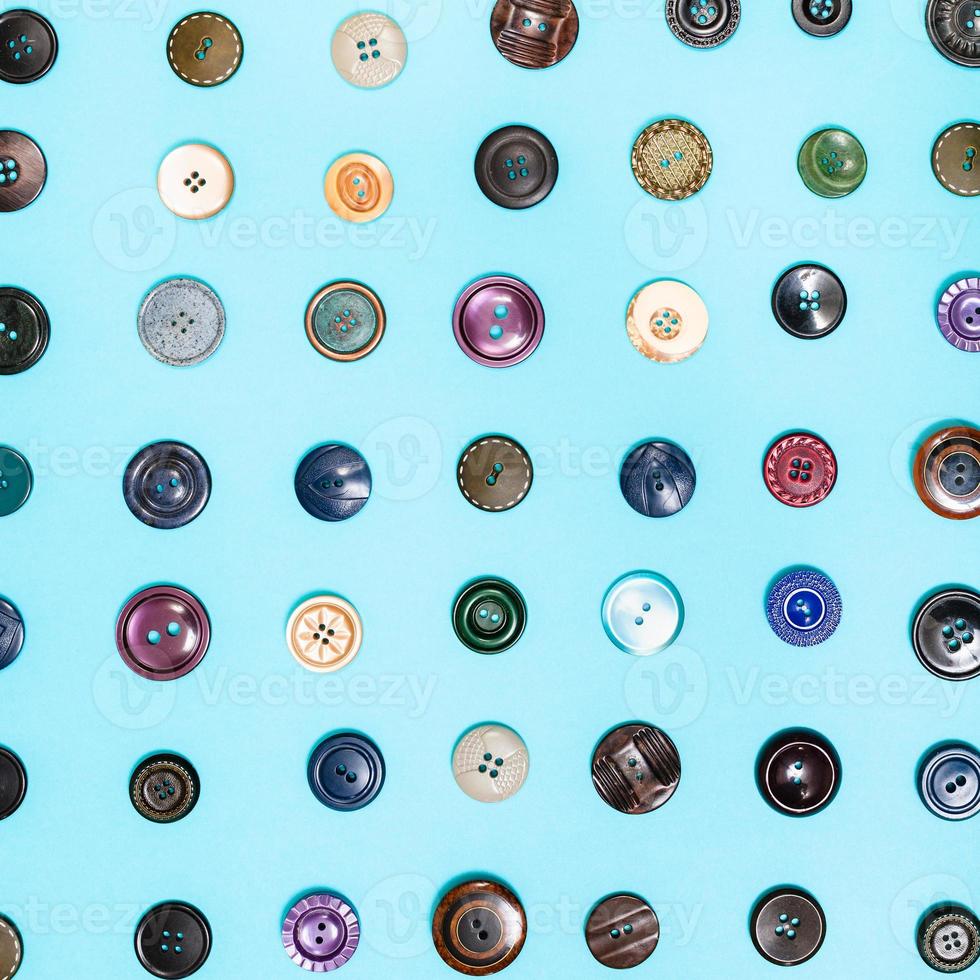 muitos botões diferentes dispostos em fundo azul foto