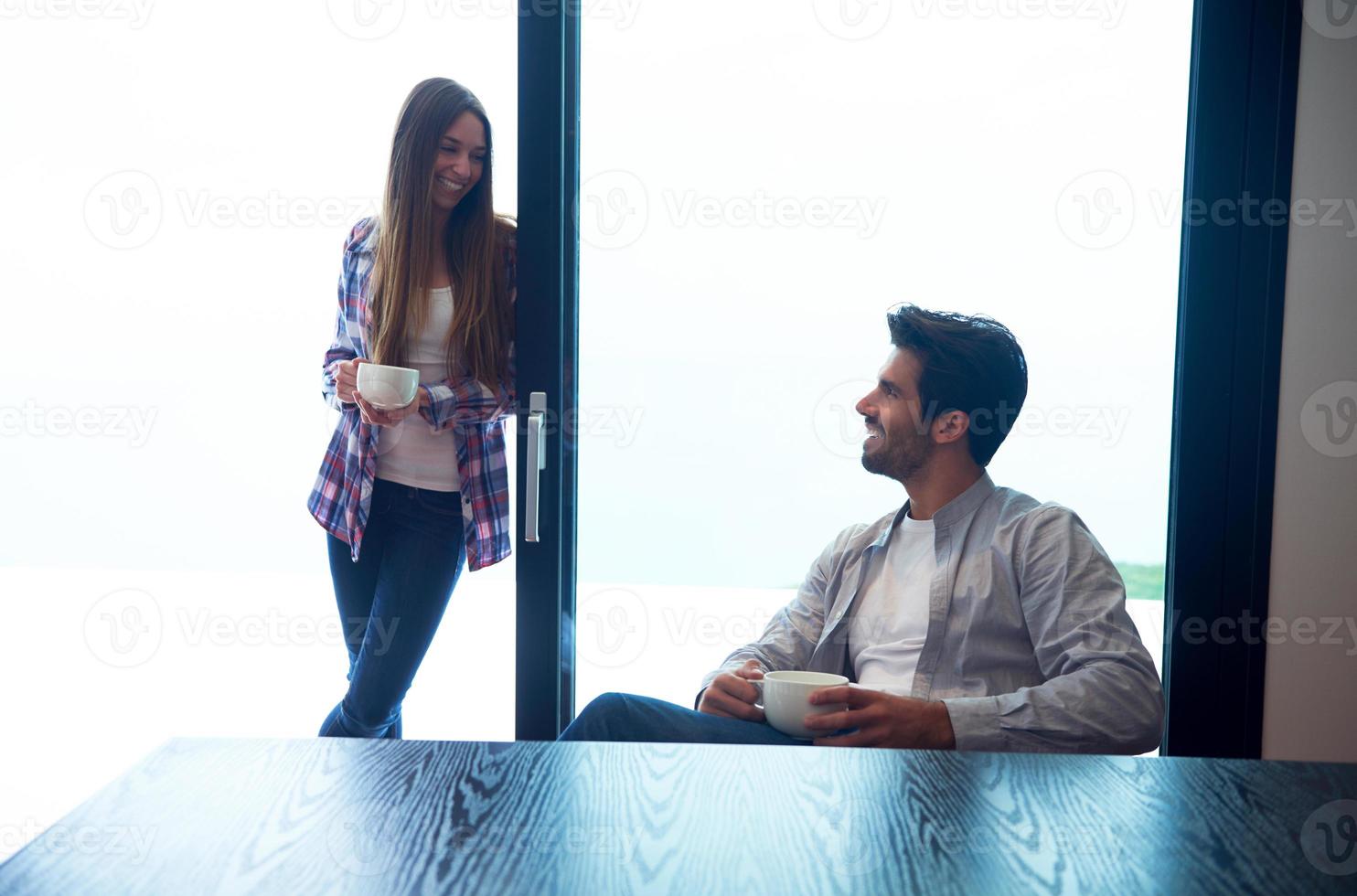 relaxet jovem casal bebe primeiro café da manhã foto