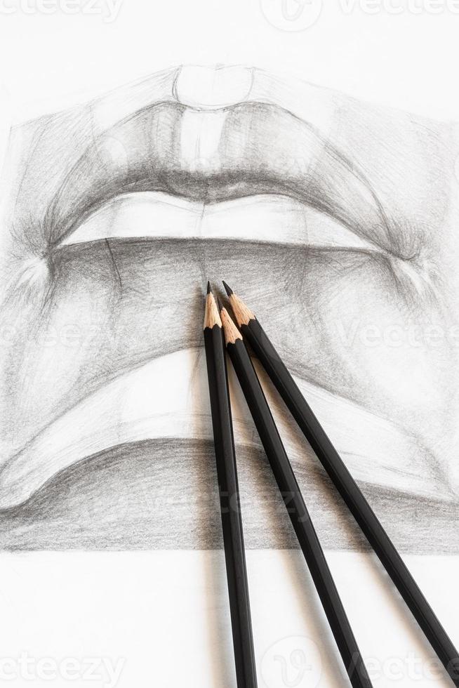lápis no desenho acadêmico desenhado à mão do lábio masculino foto