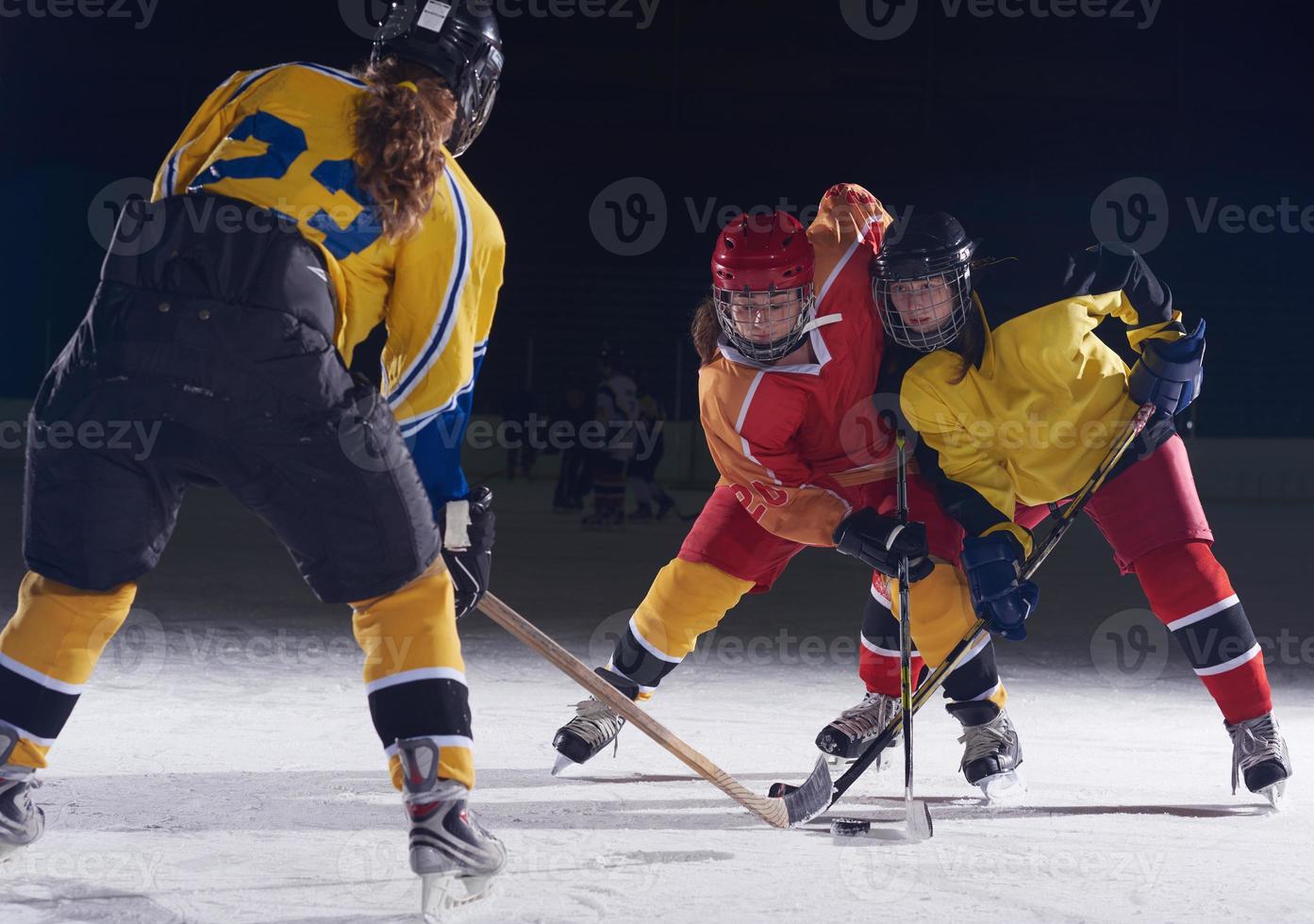jogadores de esporte de hóquei no gelo adolescente em ação foto