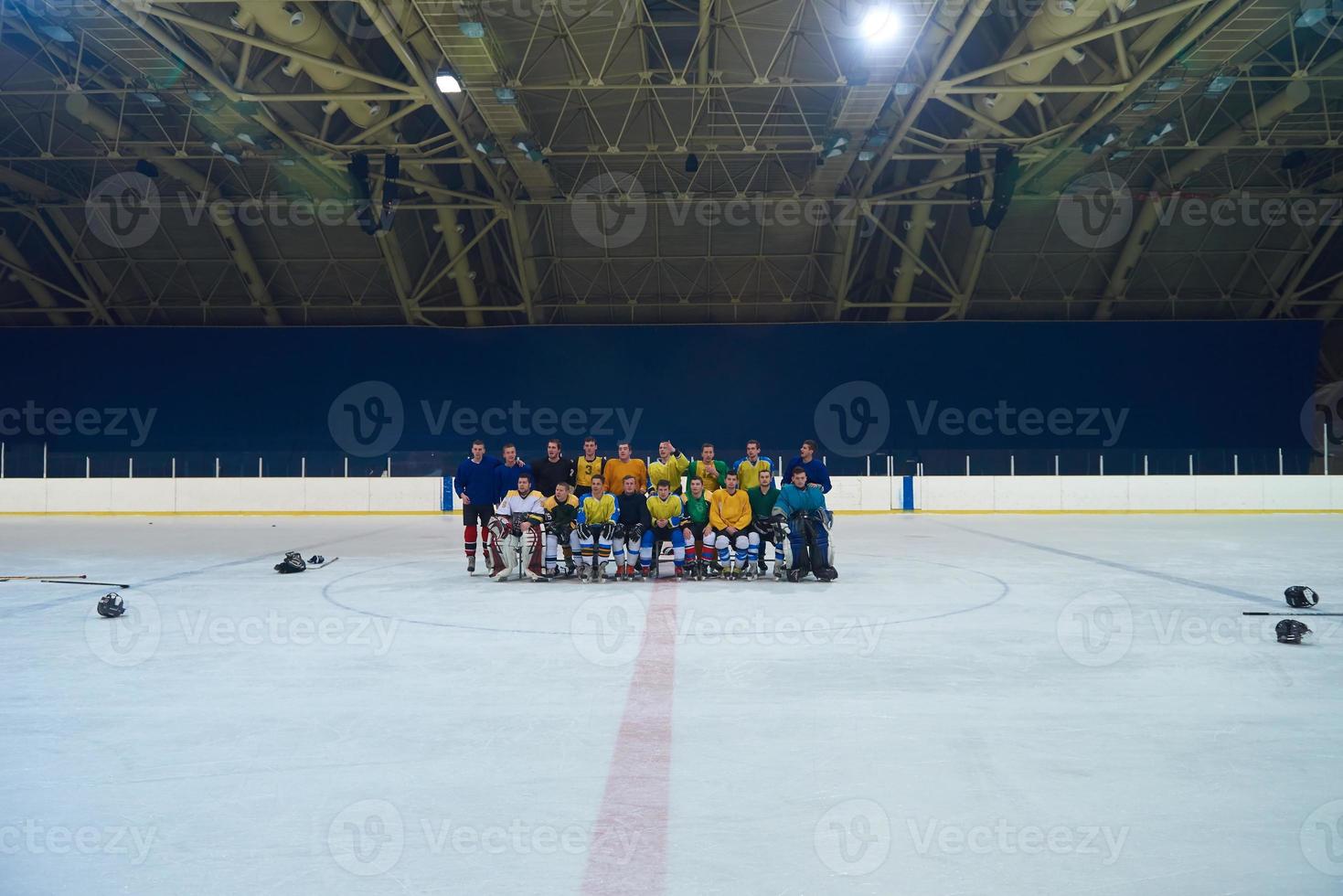 reunião de equipe de jogadores de hóquei no gelo com treinador foto