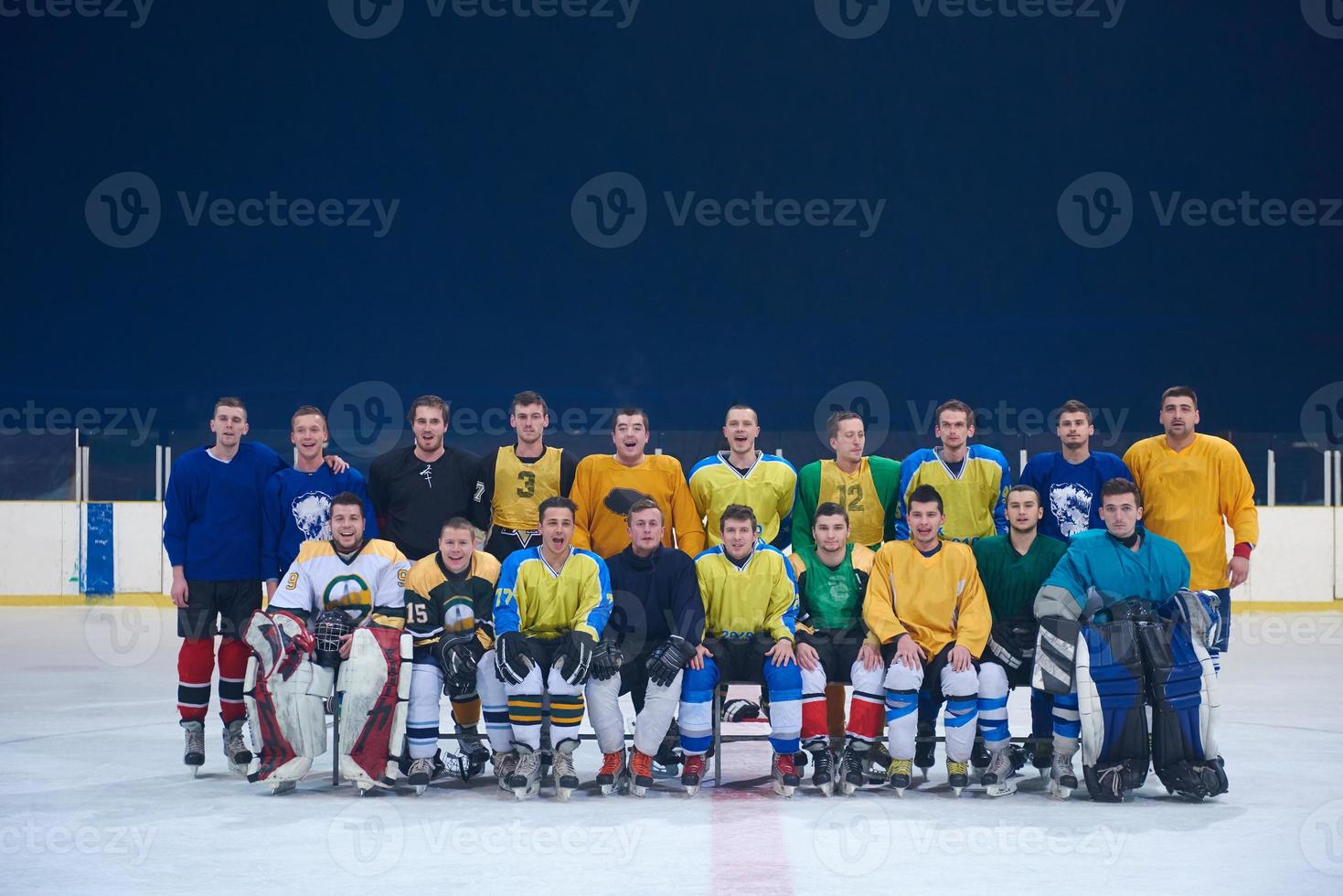 retrato de equipe de jogadores de hóquei no gelo foto