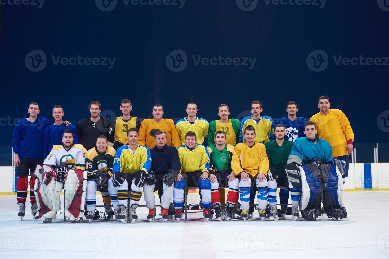 retrato de equipe de jogadores de hóquei no gelo foto