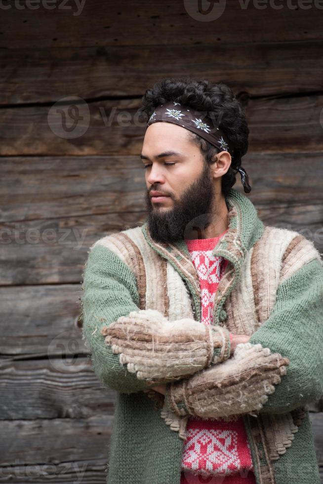 retrato de jovem hipster na frente da casa de madeira foto