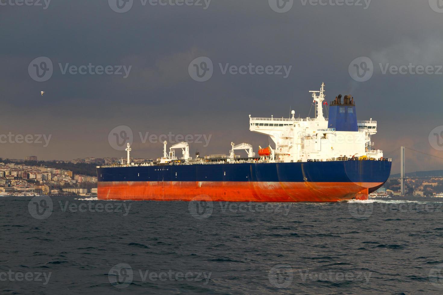 navio-tanque em Istambul, Turquia foto