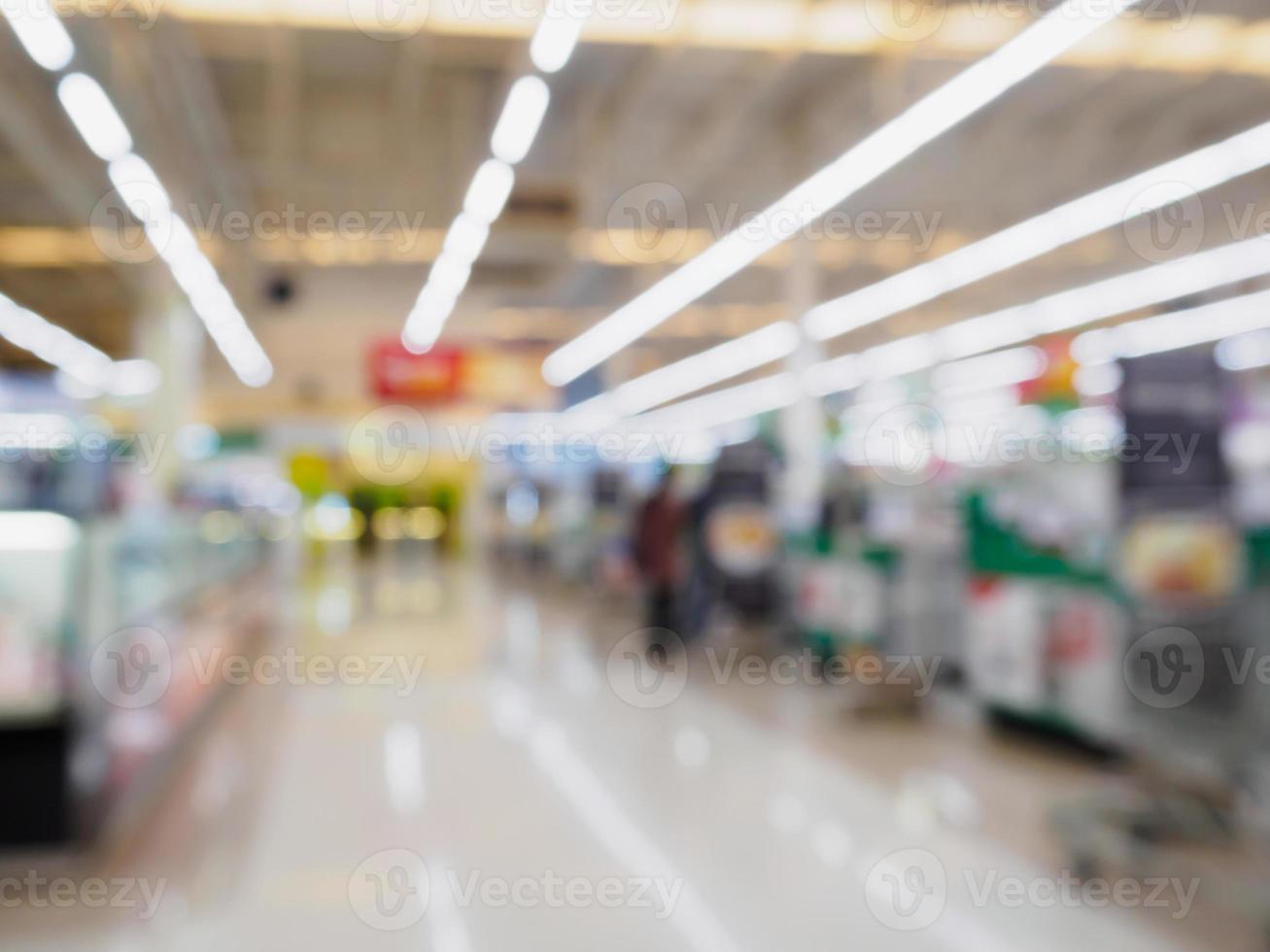 balcão de caixa de supermercado fundo desfocado foto