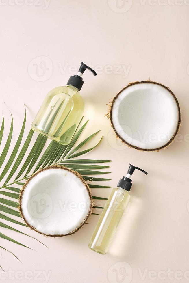 shampoo e spray de cuidado de cabelo de coco. máscara caseira de cosméticos naturais. óleo de coco e esfoliante. spa e bem-estar. produtos de beleza caseiros. estilo de vida saudável. foto