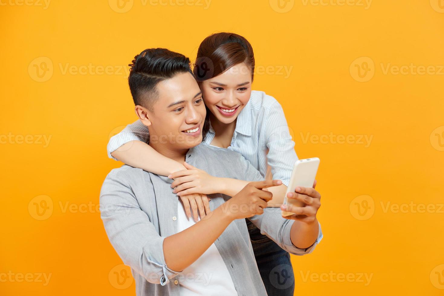 casal engraçado ou casamento compartilhando um telefone inteligente para assistir conteúdo de mídia foto