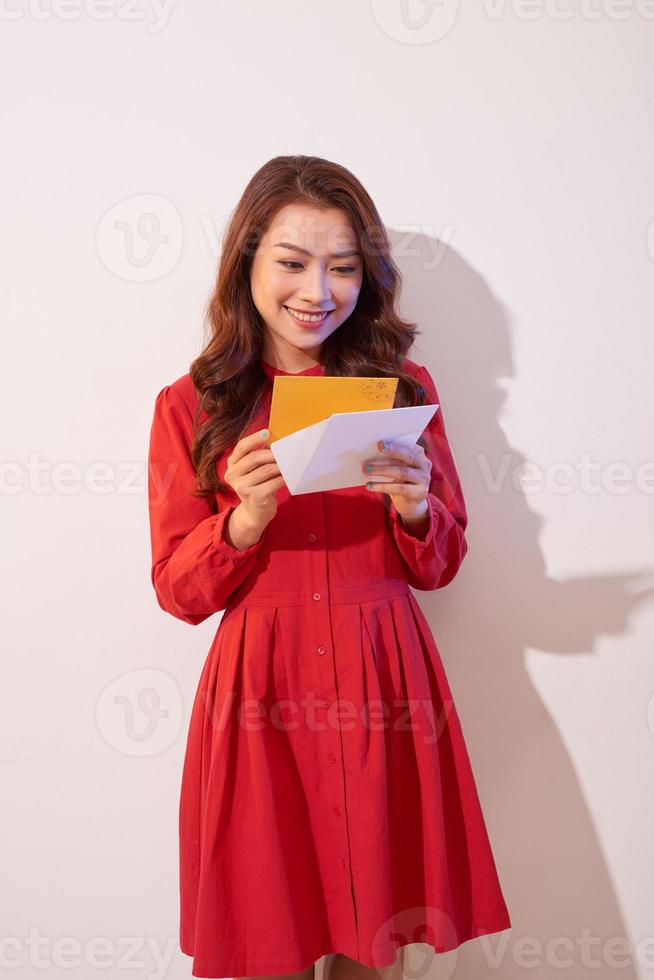 mulher atraente com cartão postal, isolado no branco foto