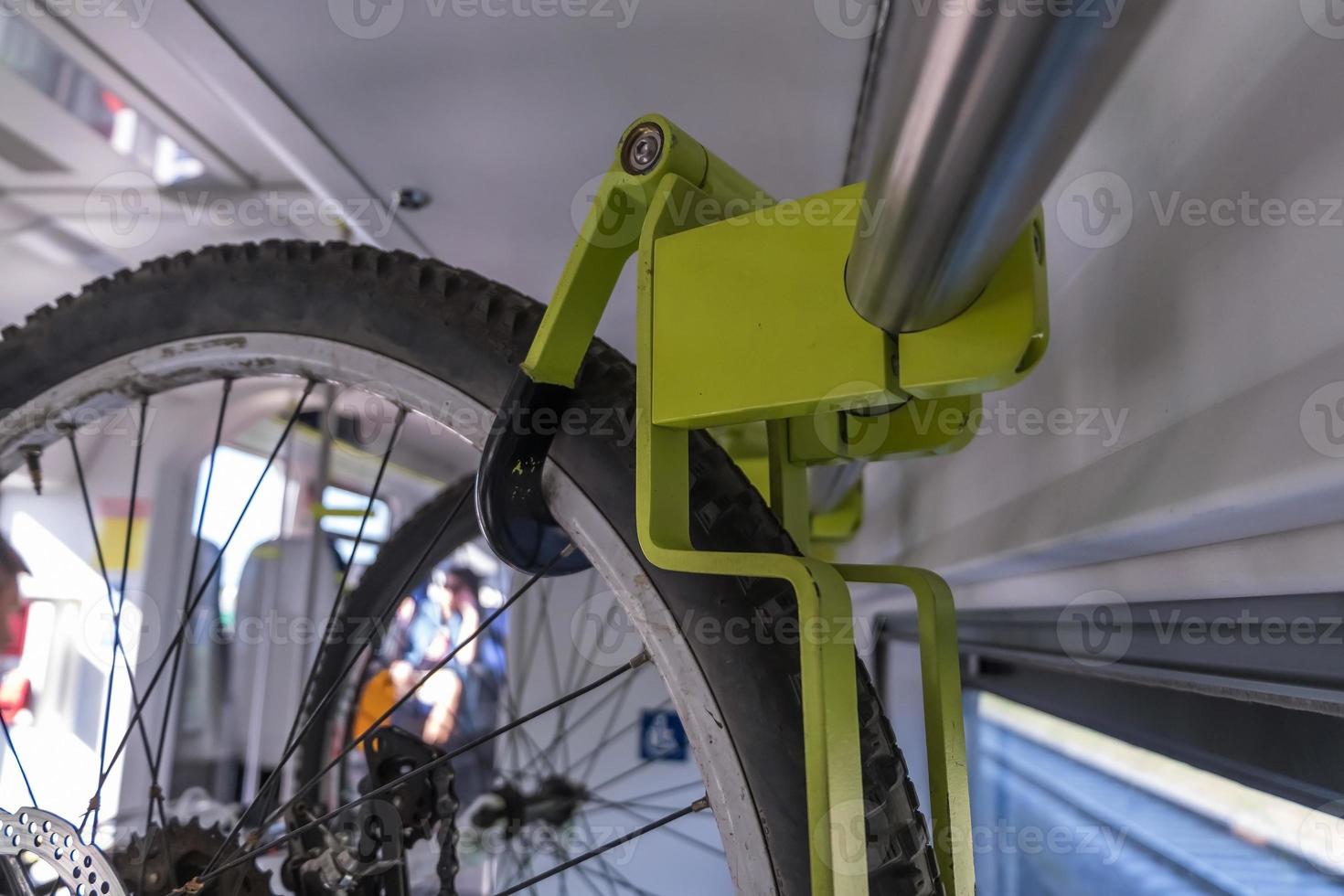 suporte de bicicleta em um trem. dispositivo de transporte para bicicletas no vagão. foto