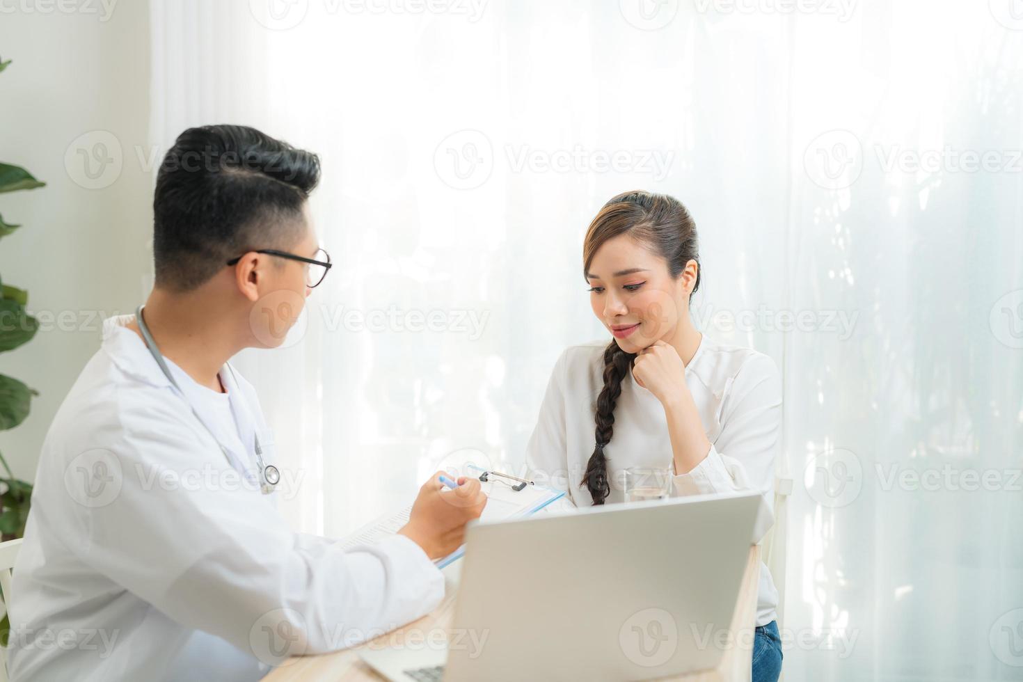 paciente mulher consultando médico ou psiquiatra em obstetrícia - doença feminina ginecológica ou saúde mental em clínica médica ou serviço de saúde hospitalar foto