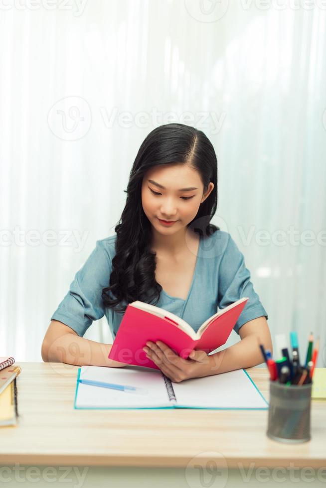 adolescente estudante universitário fazendo dever de casa de pesquisa fazendo anotações aprendendo foto