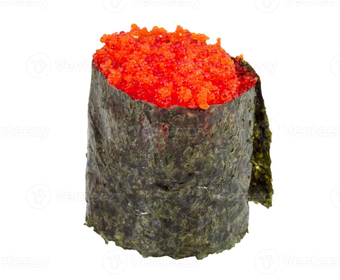 sushi com caviar de peixe voador isolado sobre fundo branco foto