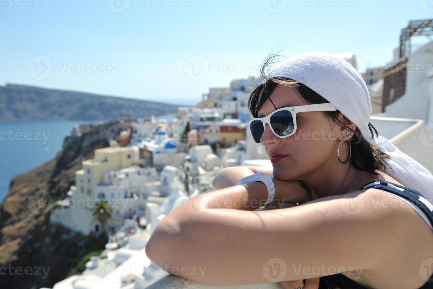 mulher grega nas ruas de oia, santorini, grécia foto