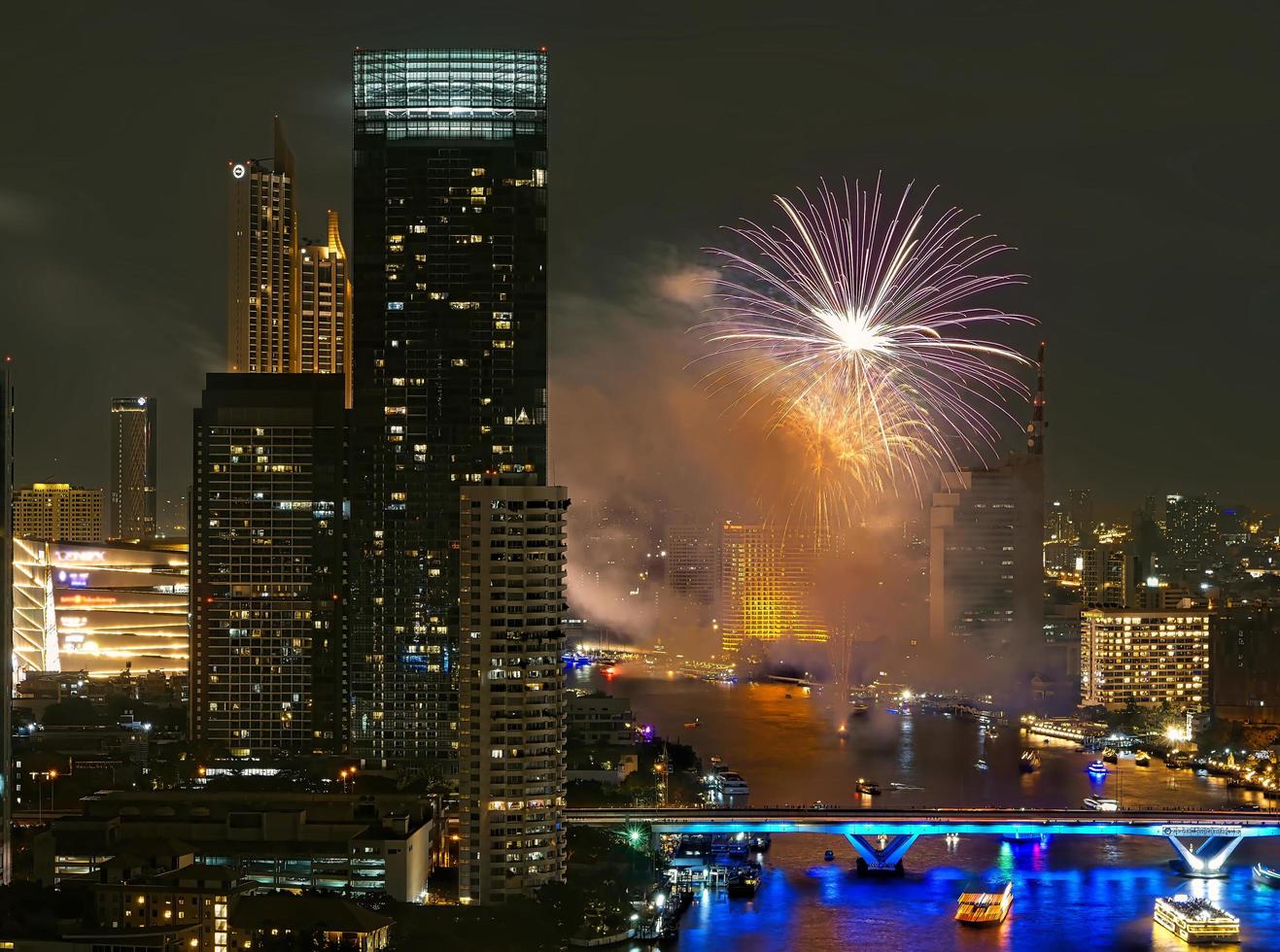 festival de fogos de artifício loy kratong no rio chaophraya bangkok, 31 de outubro de 2020 foto