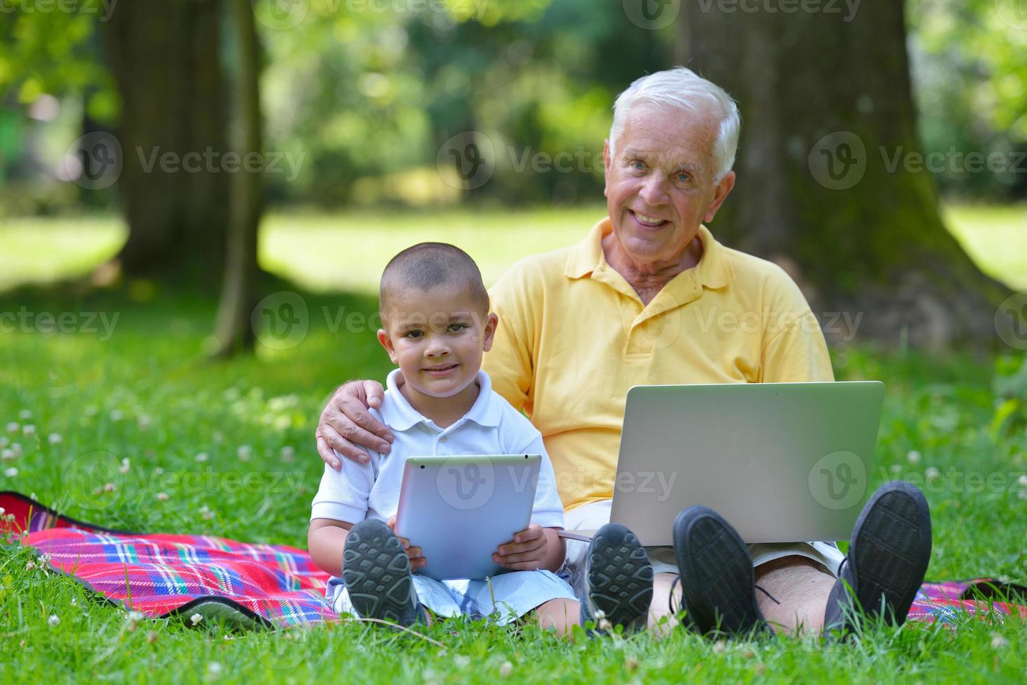 avô e filho usando laptop foto
