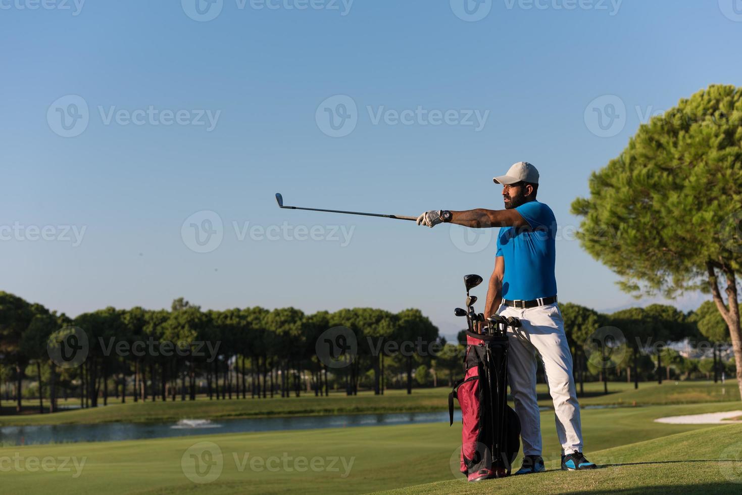 retrato de jogador de golfe no campo de golfe foto
