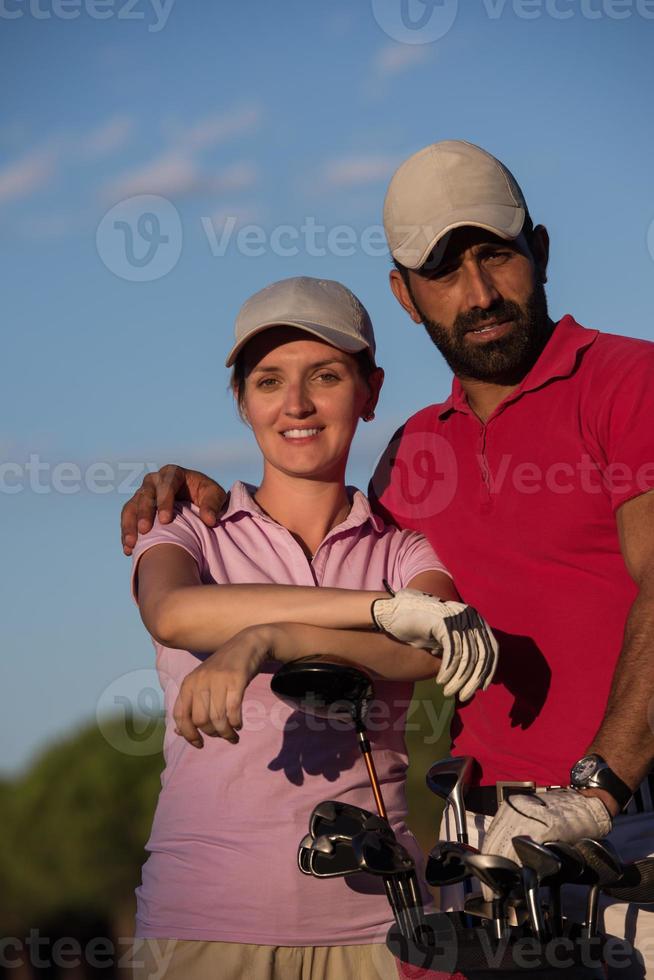 retrato de casal no campo de golfe foto