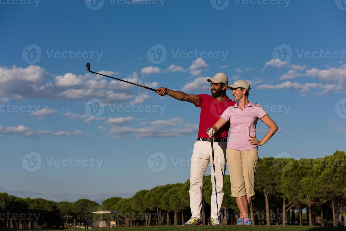 retrato de casal no campo de golfe foto