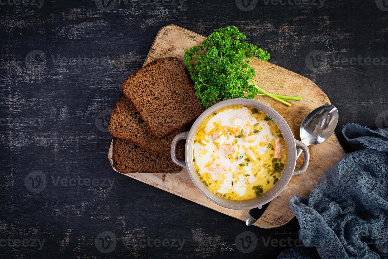 sopa cremosa de salmão com batata, cenoura, alho-poró e pão. sopa lohikeitto, cozinha finlandesa. vista do topo foto