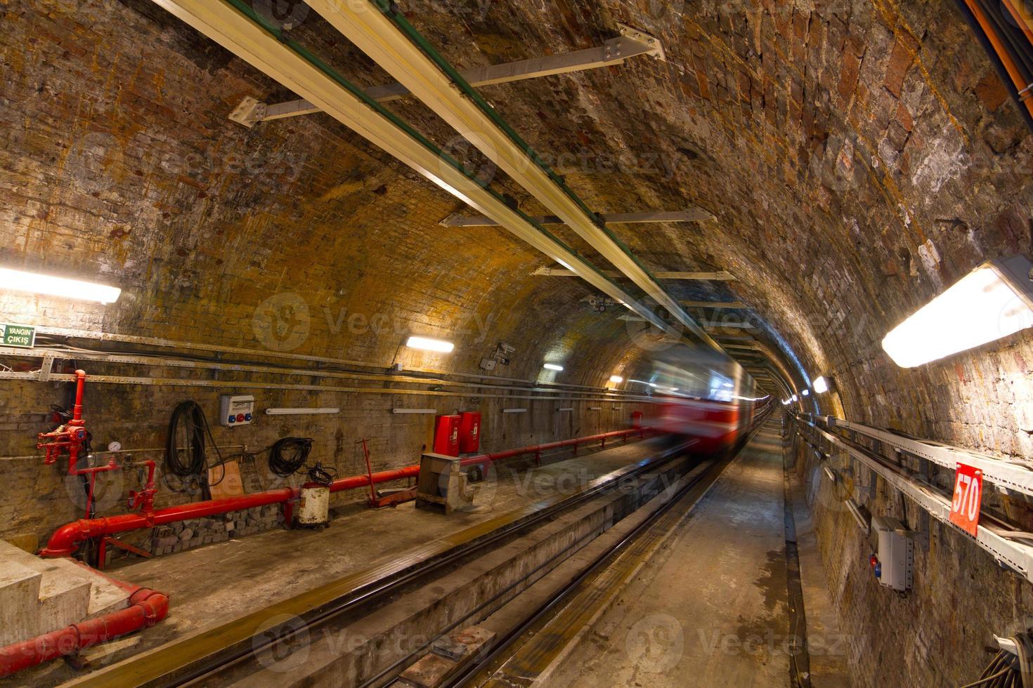 antiga linha de túnel de karakoy à rua istiklal, istambul foto