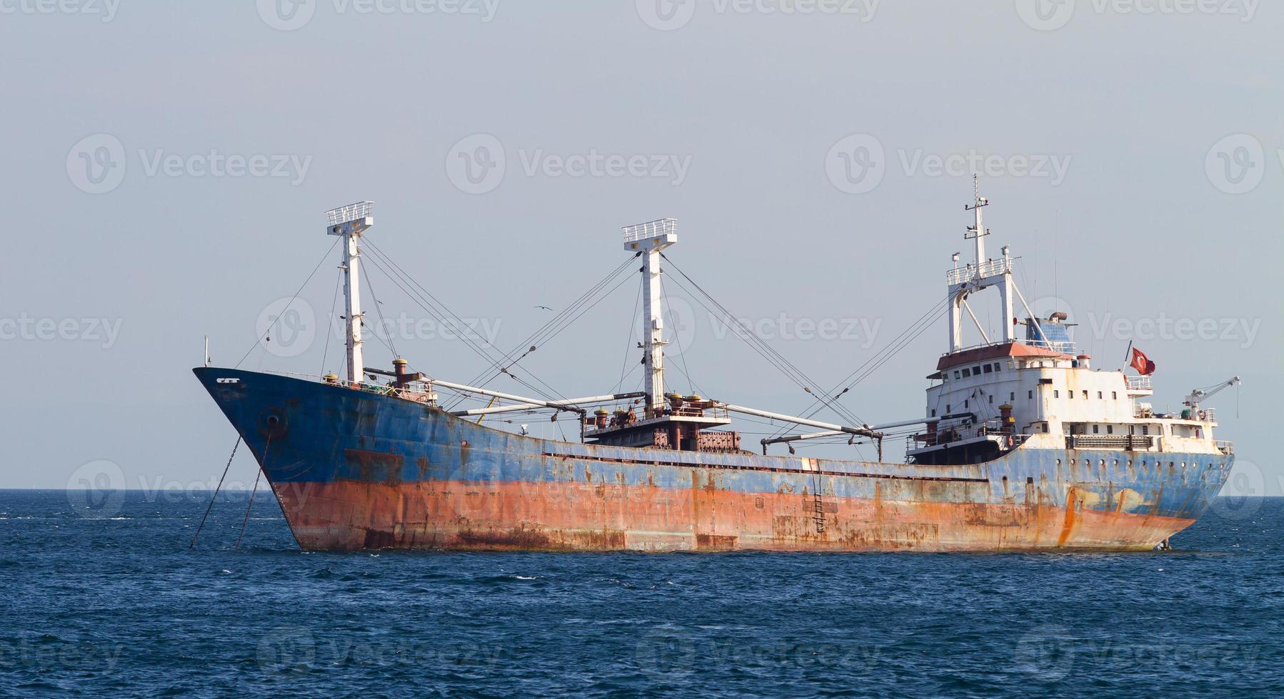 navio de carga em Istambul foto