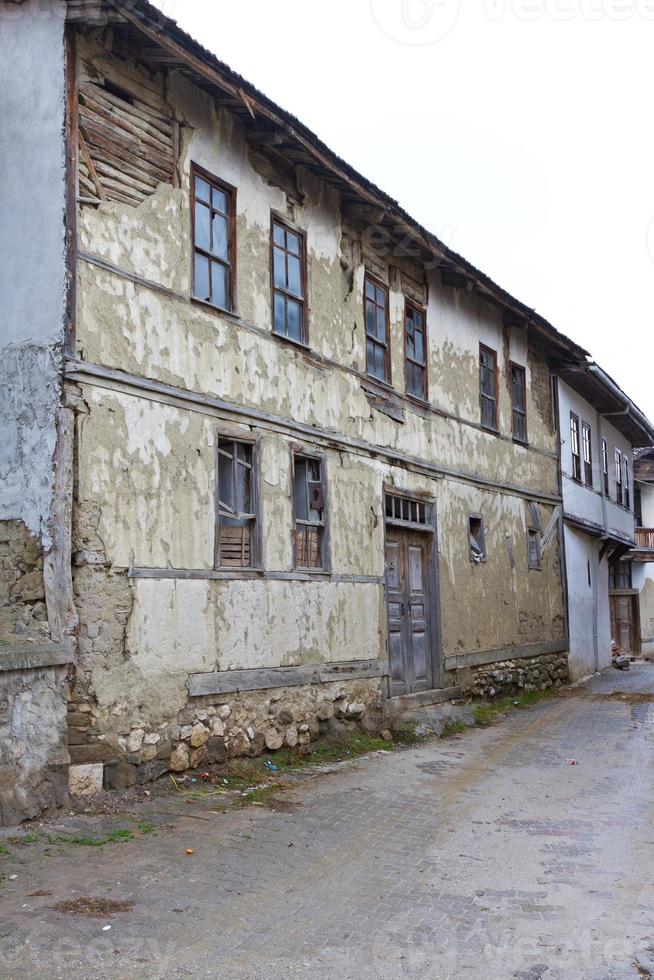 um antigo edifício tradicional abandonado de Tarakli, Turquia foto