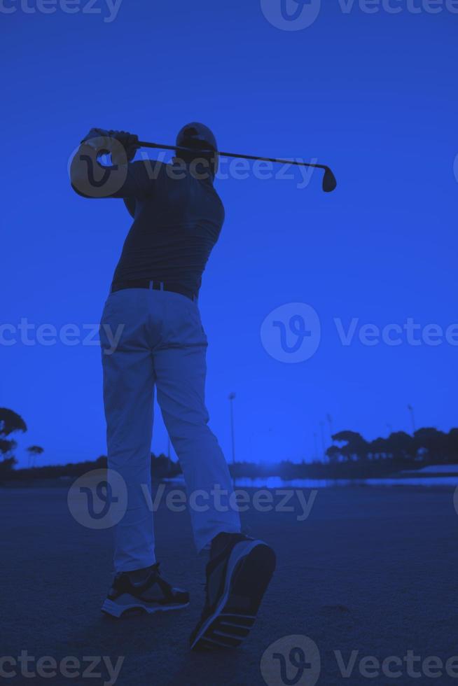 golfista acertando tiro longo foto