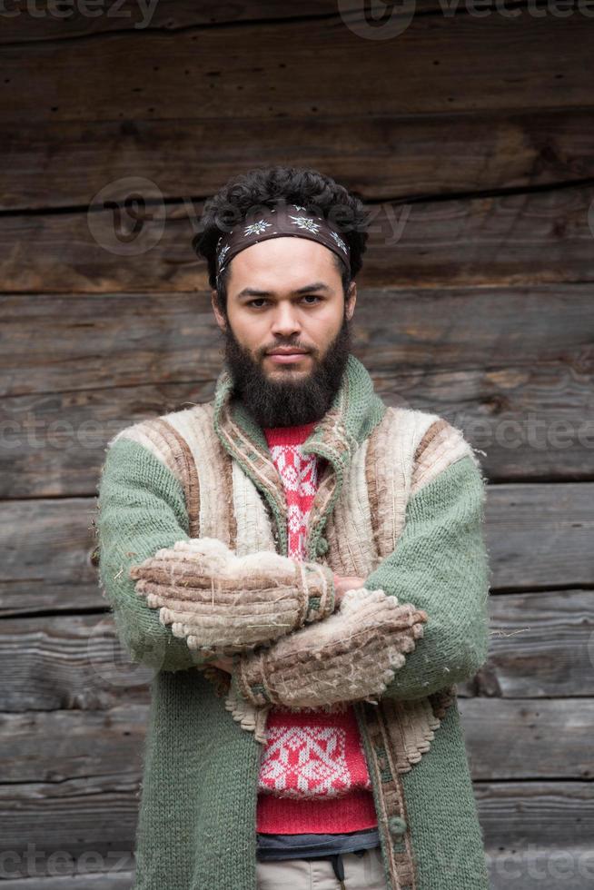 retrato de jovem hipster na frente da casa de madeira foto