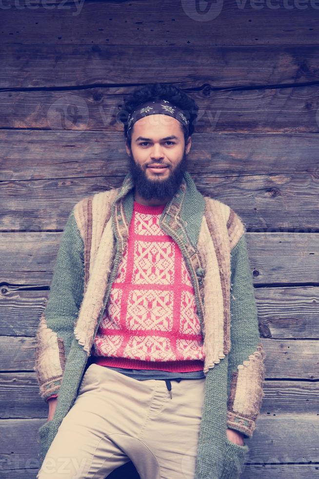 retrato de jovem hipster na frente da casa de madeira foto