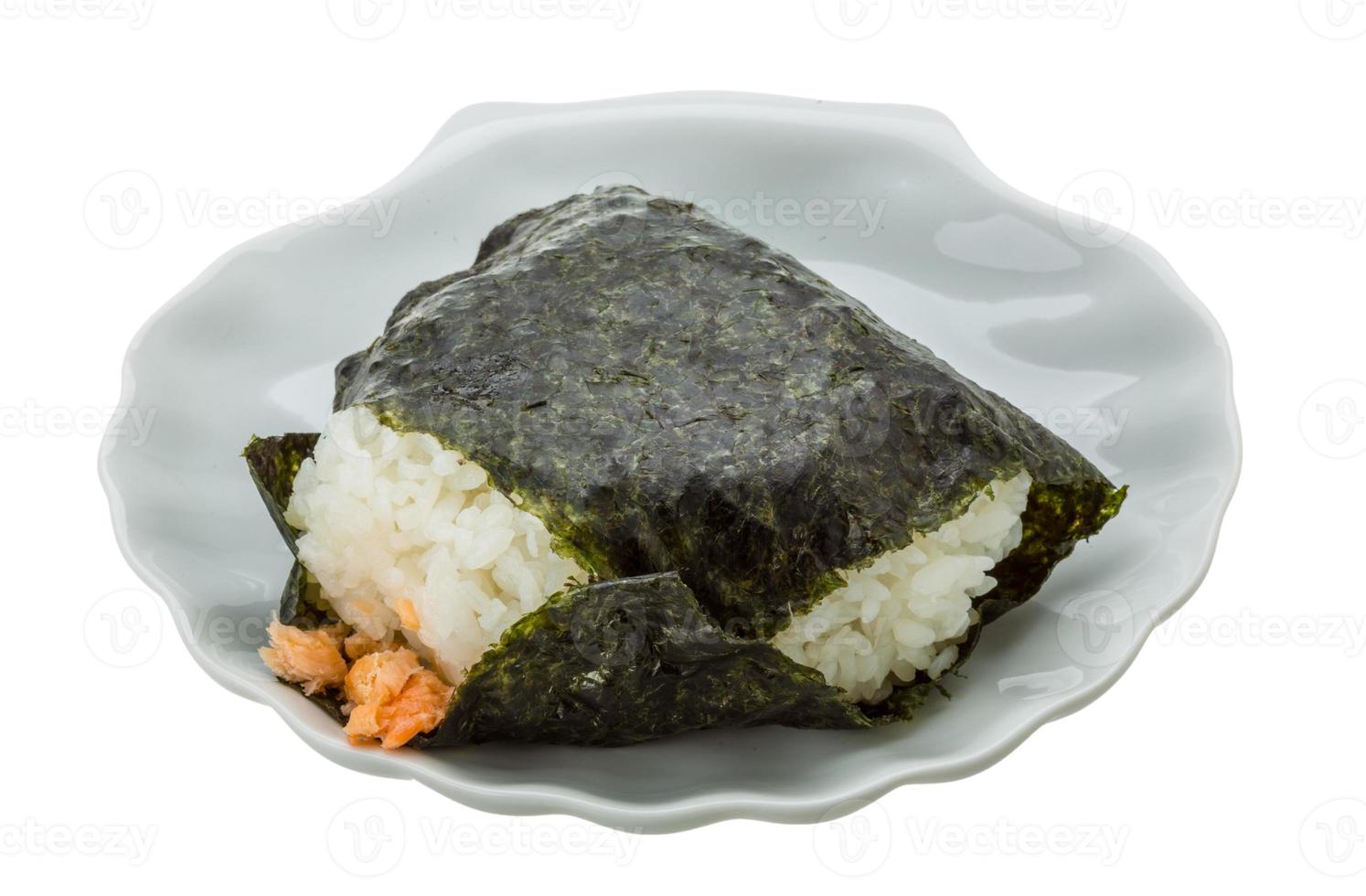 bolinho de arroz japonês com salmão no prato e fundo branco foto