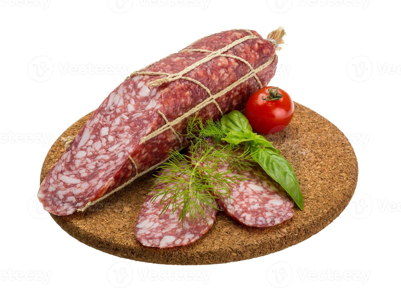 salame na placa de madeira e fundo branco foto