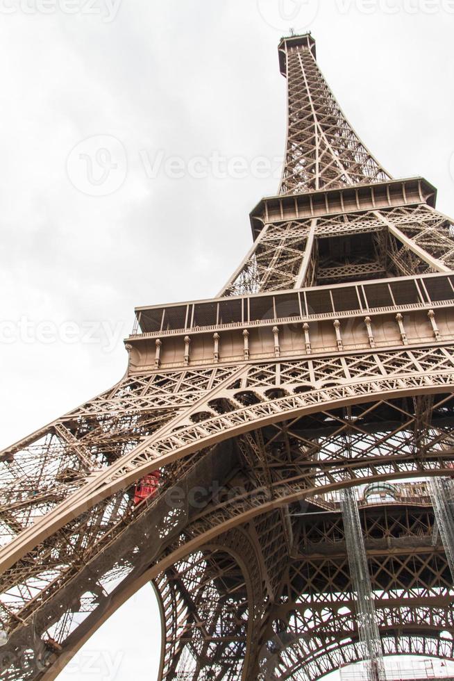 torre eiffel paris vista de perto foto