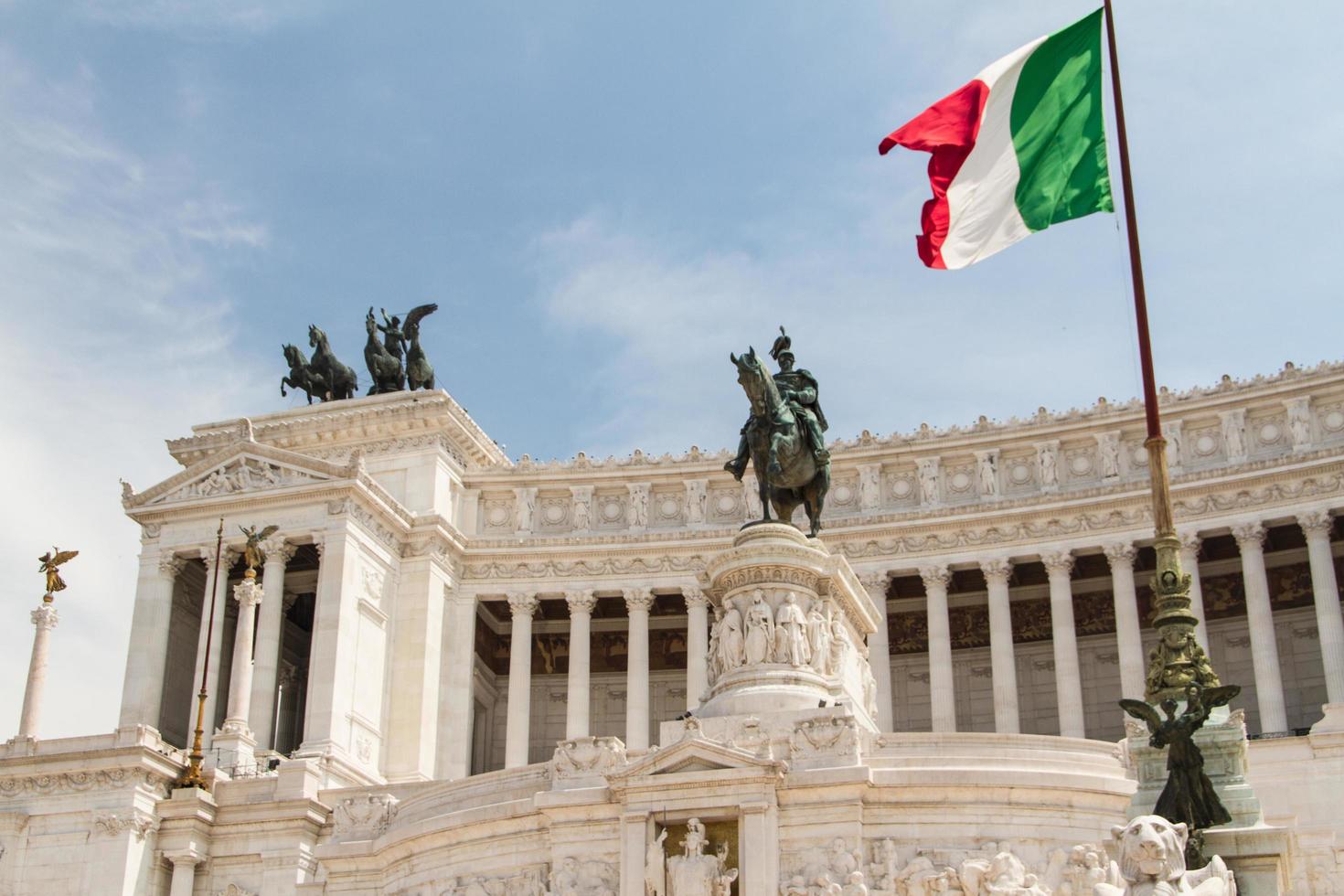 roma, itália, 2022 - monumento equestre a victor emanuel ii perto de vittoriano no dia em roma, itália foto