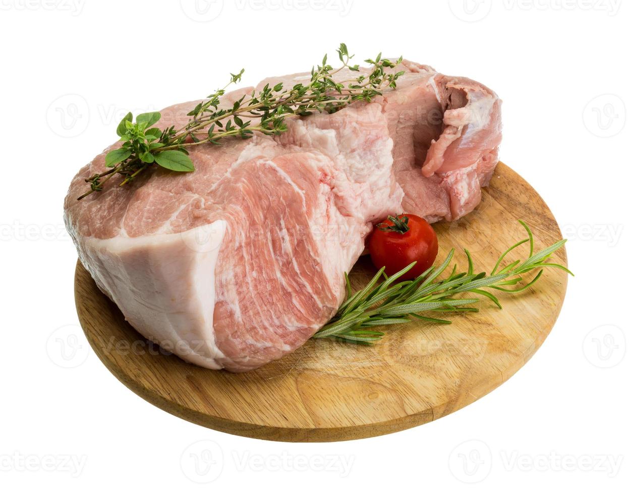 carne de porco crua na placa de madeira e fundo branco foto