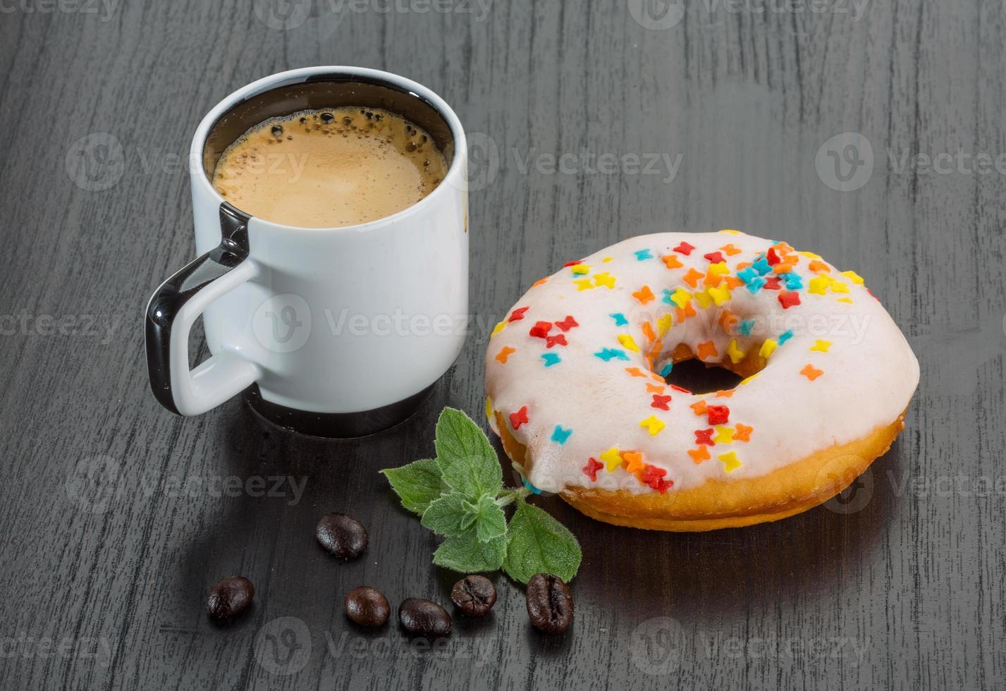 café com donuts em fundo de madeira foto