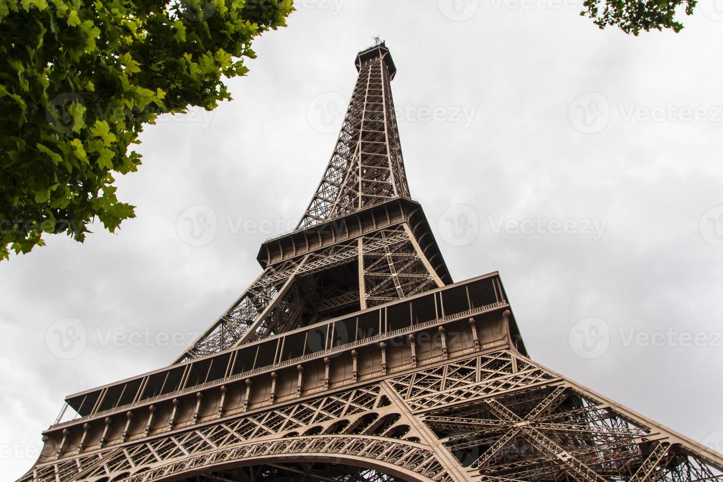 torre eiffel paris vista de perto foto