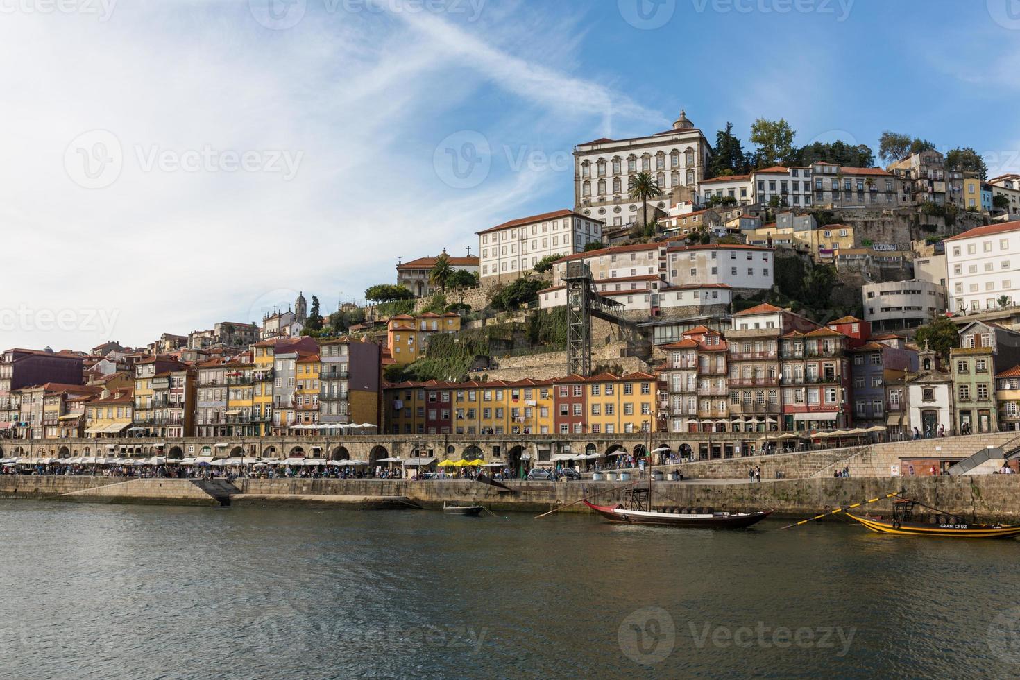 vista da cidade do porto na margem do rio foto