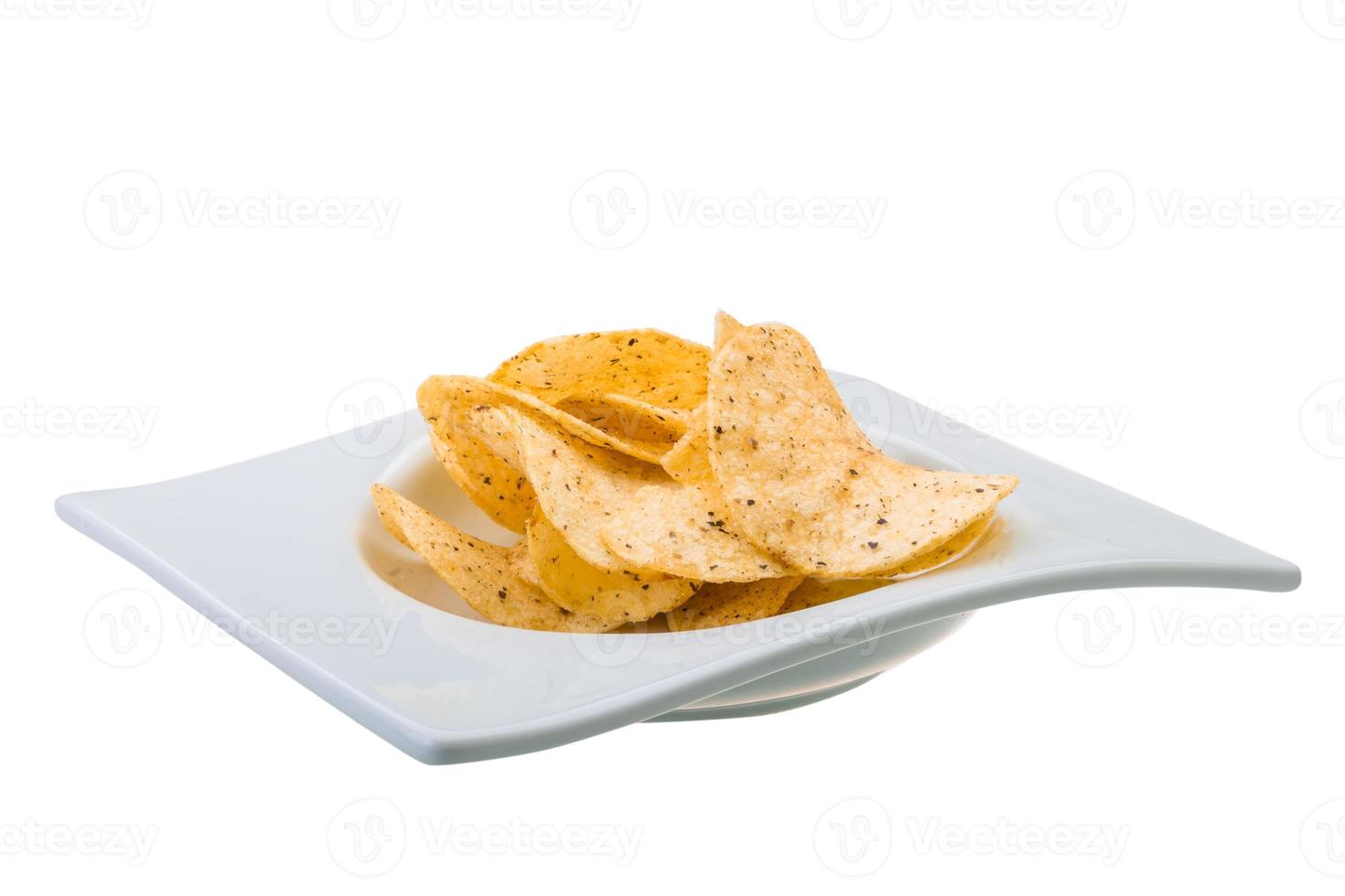 batatas fritas em uma tigela no fundo branco foto