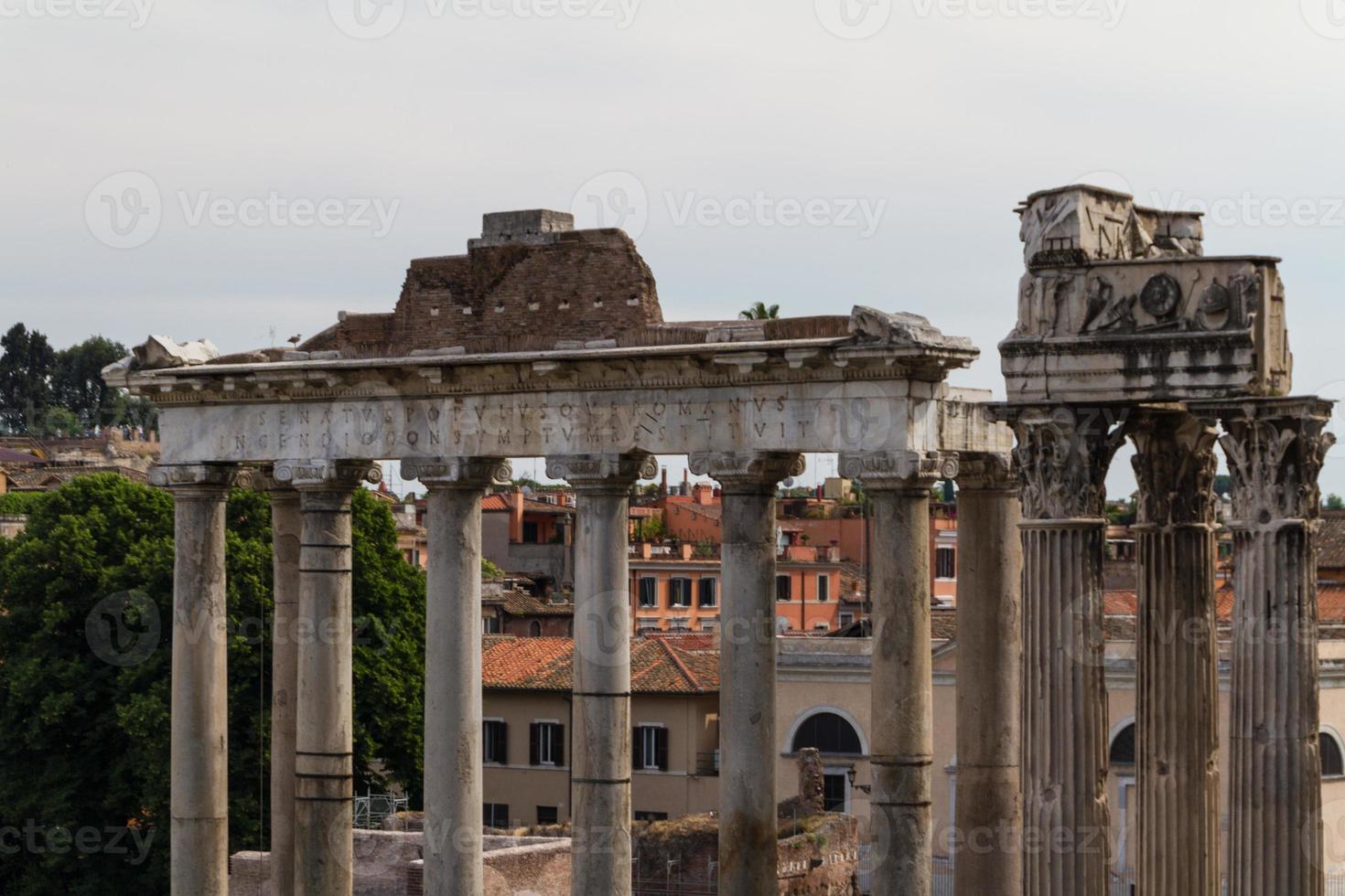 construindo ruínas e colunas antigas em roma, itália foto