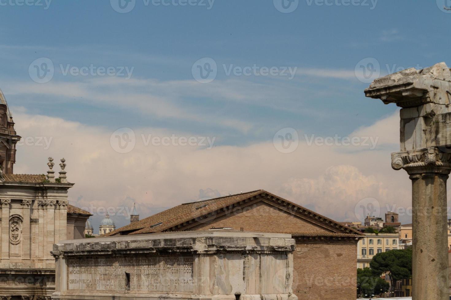 construindo ruínas e colunas antigas em roma, itália foto