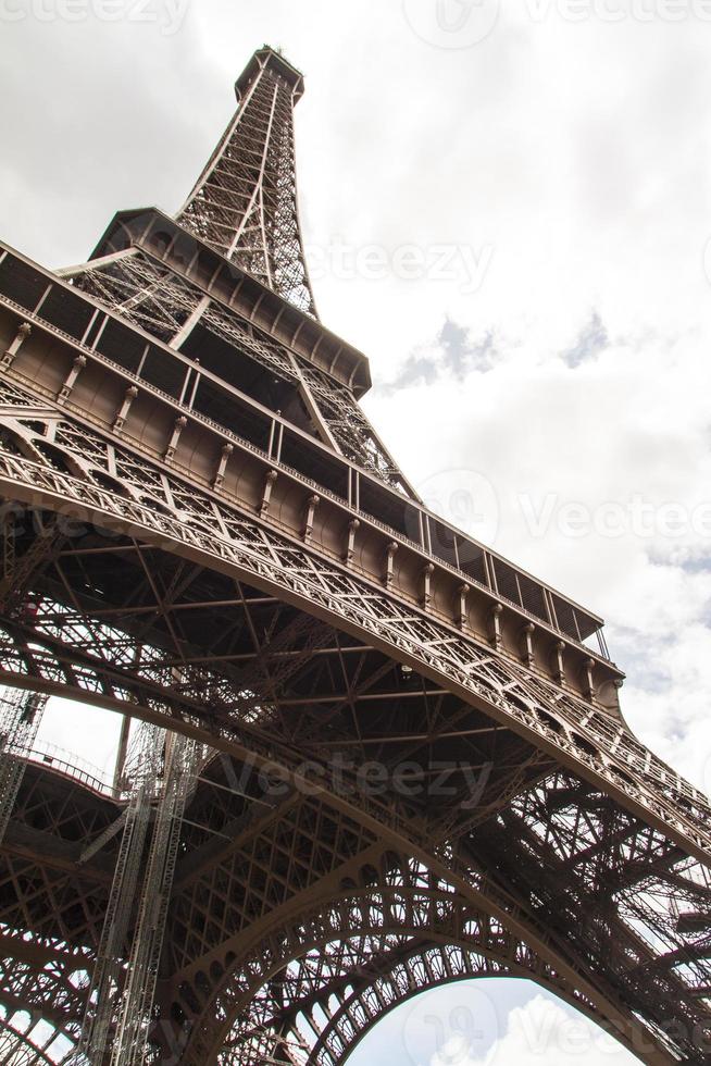 torre eiffel paris vista de perto foto