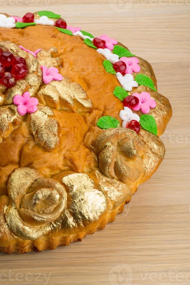 karavay - pão tradicional russo em fundo de madeira foto