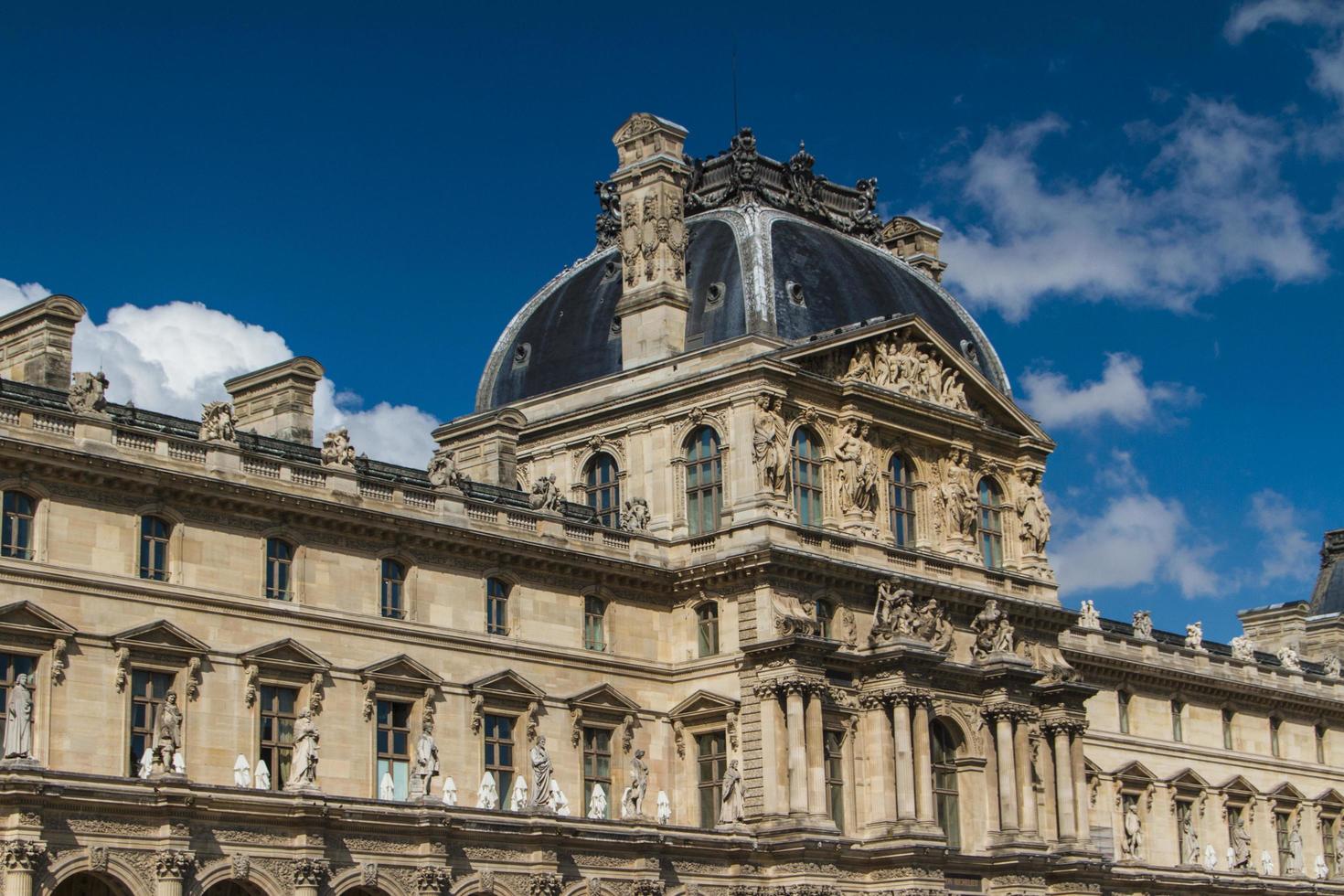 paris - 7 de junho de 2022 - edifício do louvre em 7 de junho de 2012 no museu do louvre, paris, frança. com 8,5 milhões de visitantes anuais, o Louvre é consistentemente o museu mais visitado do mundo. foto