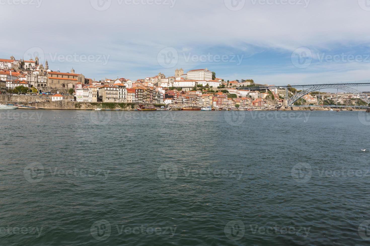 vista da cidade do porto na margem do rio foto