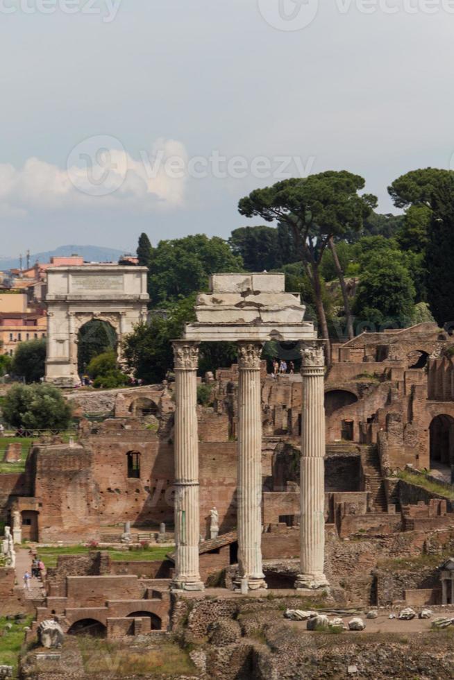 construindo ruínas e colunas antigas em roma, itália foto