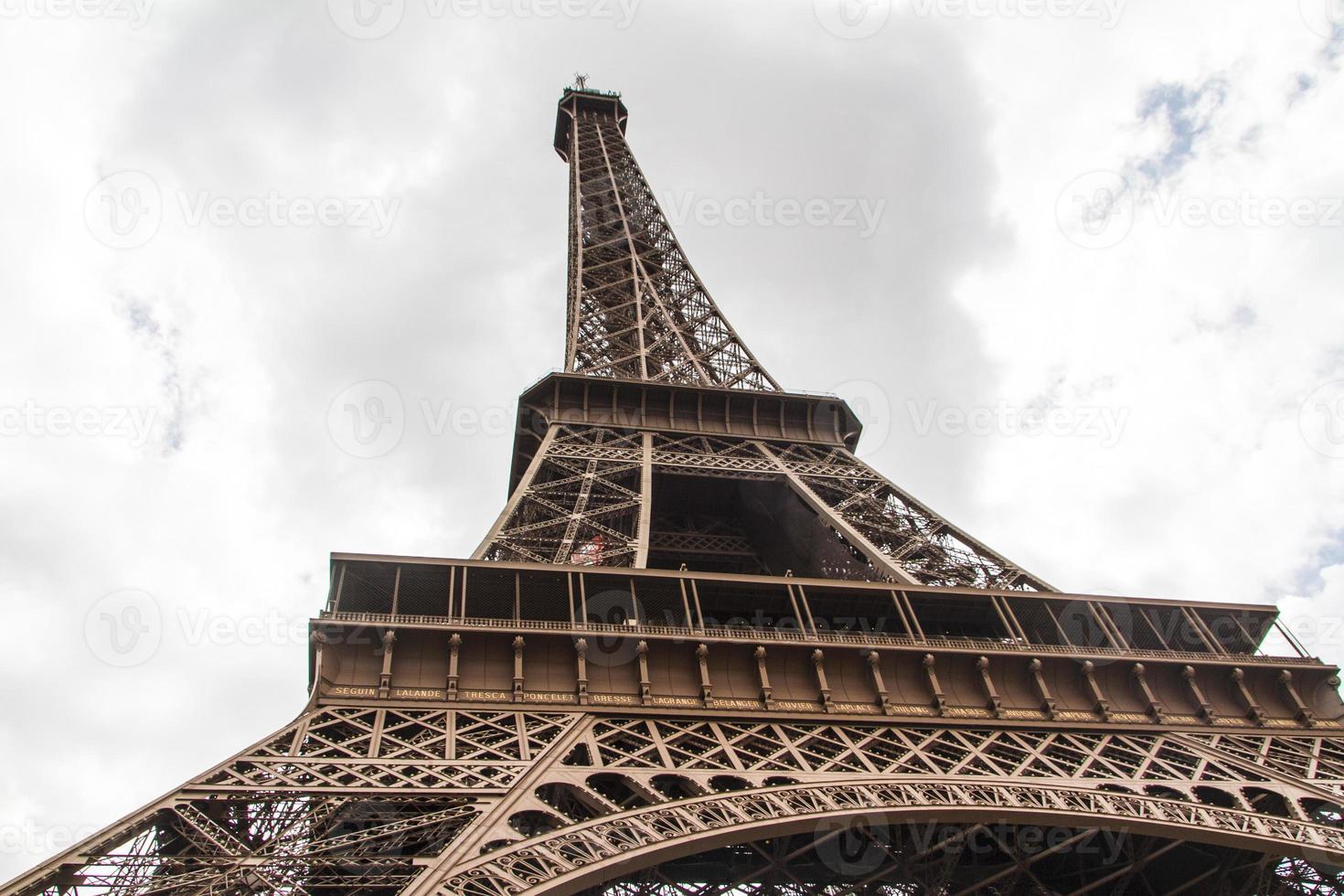 torre eiffel paris vista de perto foto